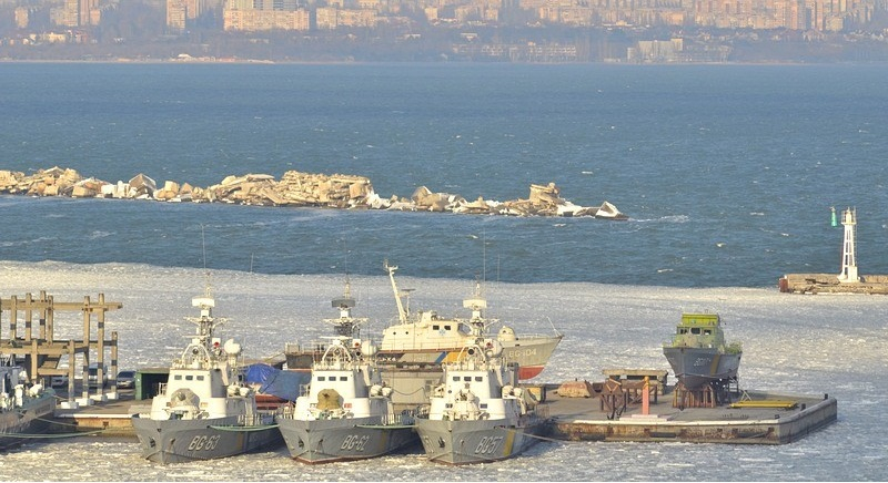 Жалкие остатки украинского ВМФ вмерзли в лед