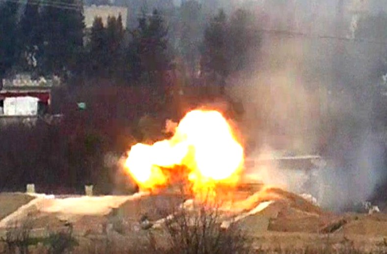 Боевики засняли попадание ракеты TOW в сирийский Т-72: танк выжил
