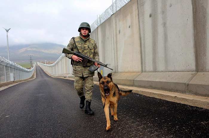 Турция построила более половины бетонной стены на границе с Сирией