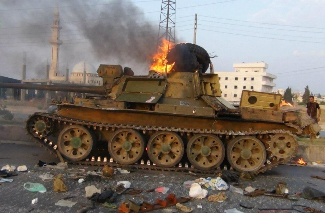 САА демонстрирует силу: трупы джихадистов и сгоревшие танки под Пальмирой