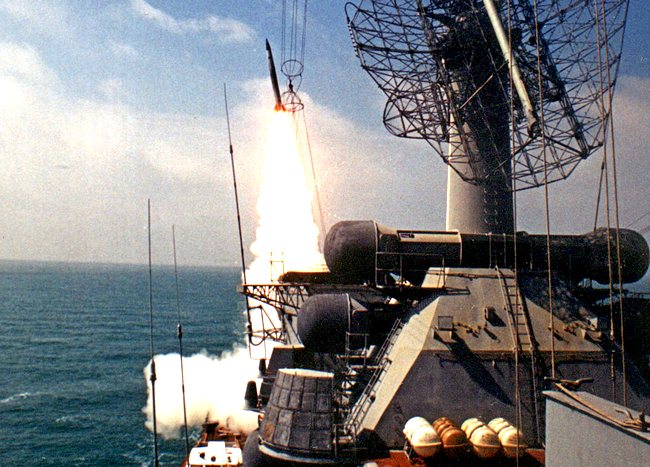 Крейсер «Варяг» атаковал воздушные цели ракетами «Форт»