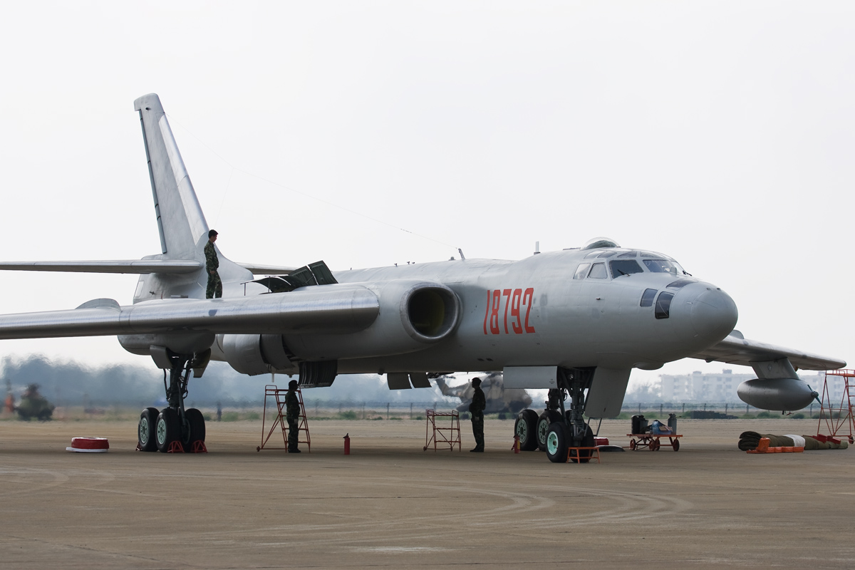 Китай высмеял российский Ту-16, показав свой обновленный бомбардировщик H-6