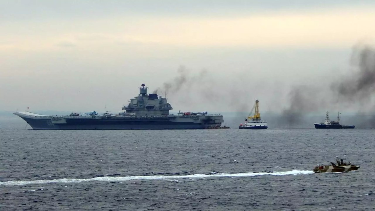Передача грузов плавкраном СПК-46150 на "Адмирал Кузнецов" на рейде Тартуса
