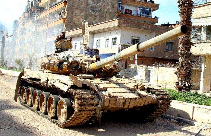Удар и защита: как необычно модернизируют танки в Сирии