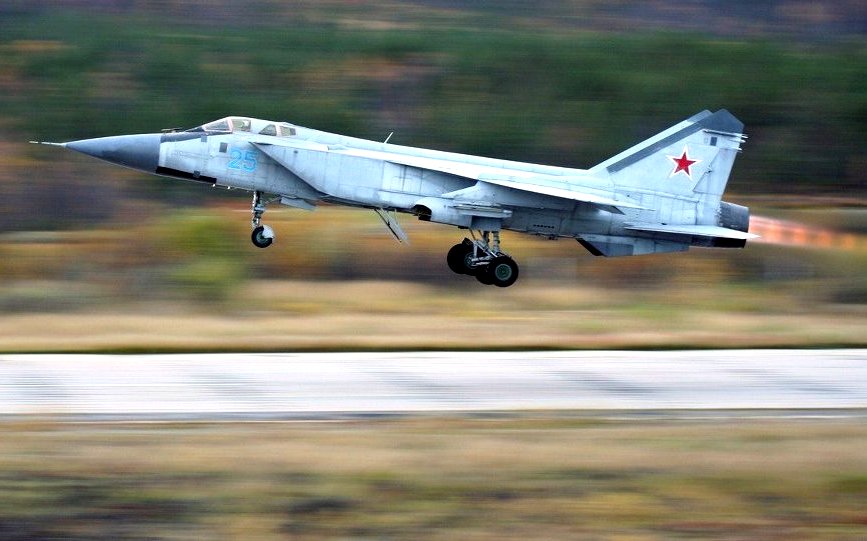 Ракетами по противнику: Су-35 и МиГ-31 устроили воздушные бои над Ладогой