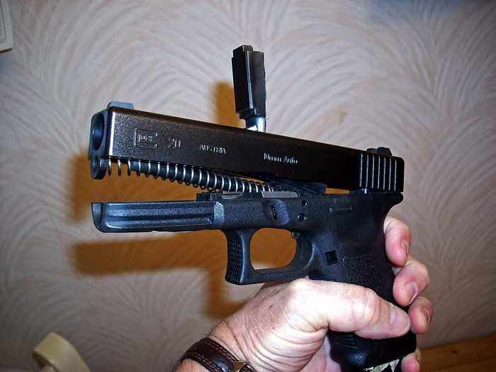 Несколько примеров со страшными последствиями от взрыва пистолетов Glock