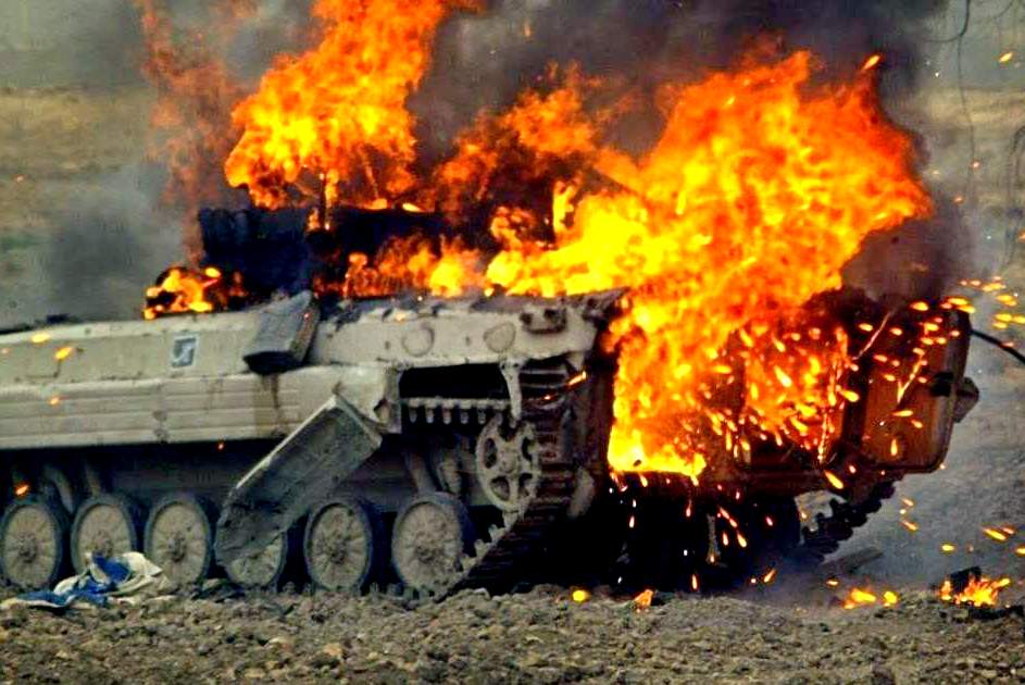 Подрыв БМП-2 ВСУ на собственном фугасе во время боя в Песках