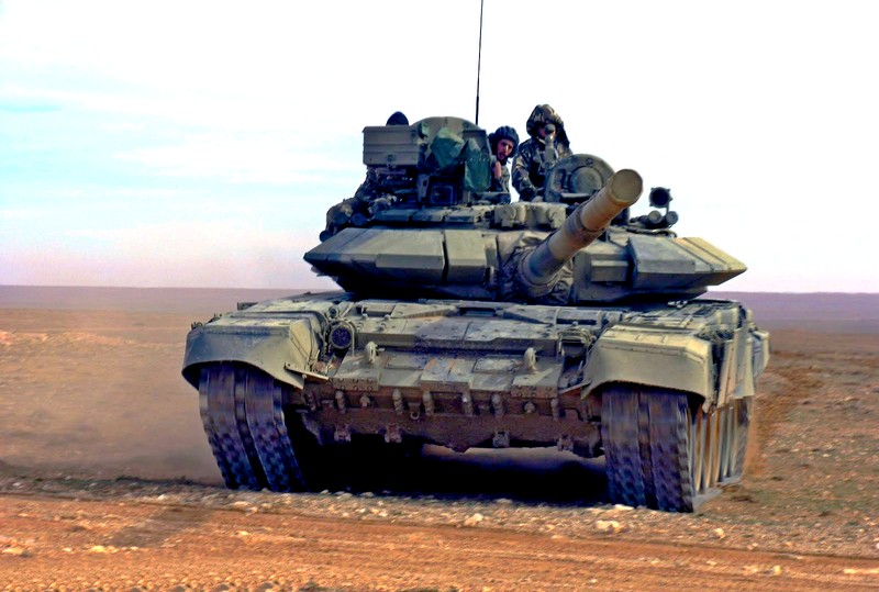Сирийский Т-90 выдержал двойной удар из ПТРК, находясь при этом на тягаче