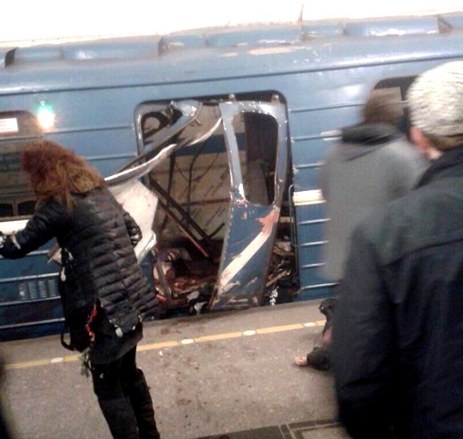 Появились первые видео с места кровавого теракта в метро Петербурга