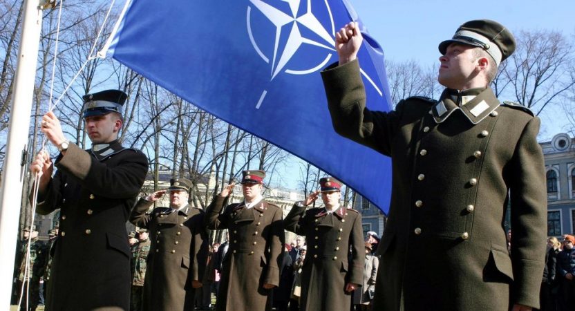 Боязливые латыши убеждают себя, что НАТО их защитит от зла