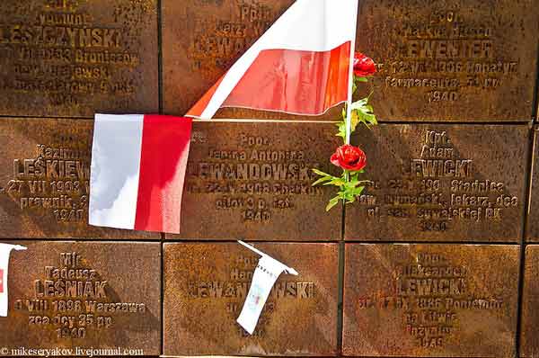Польша недовольна стендами с информацией о погибших красноармейцах в Катыни