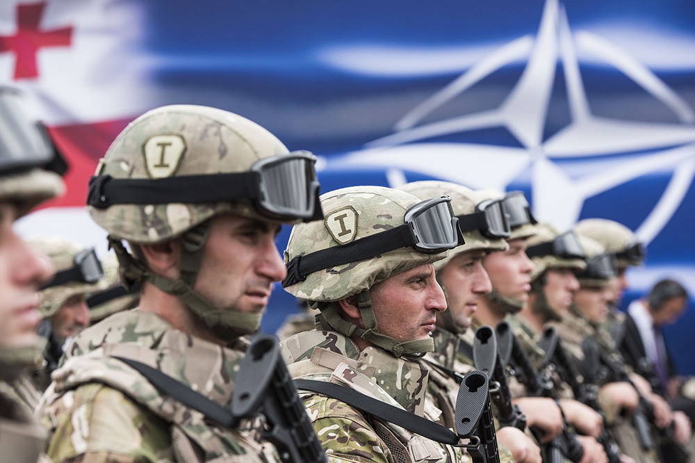 Генштаб: НАТО стягивает наступательные вооружения к границам России