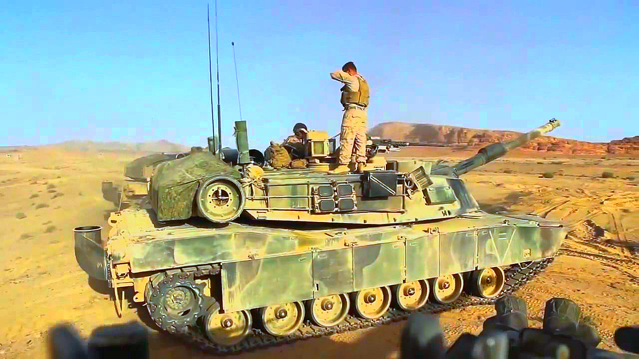 20 американских танков и бронемашин устроили сухопутную баталию в Сирии