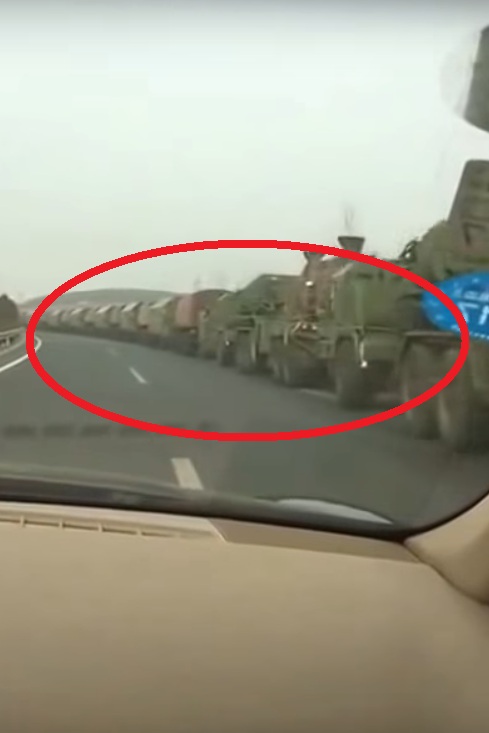 На видео попала колонна китайской военной техники вблизи с границей КНДР