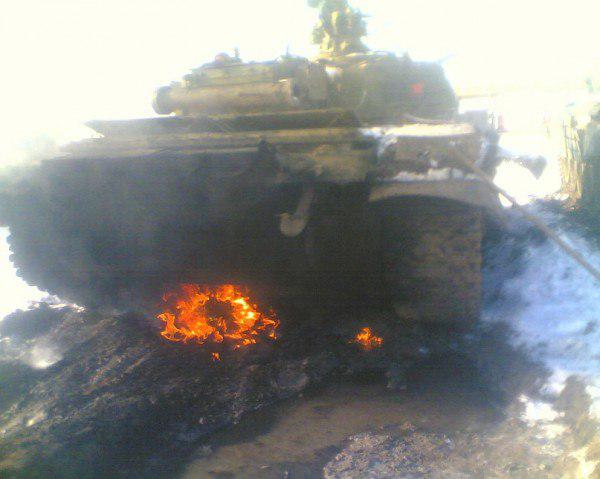 ВСУшники на горящем Т-64 насмешили «сепара»: «Вы где танк стырили?»