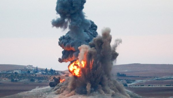 Огромный взрыв на севере Сирии: неизвестная ракета разорвала склад боевиков