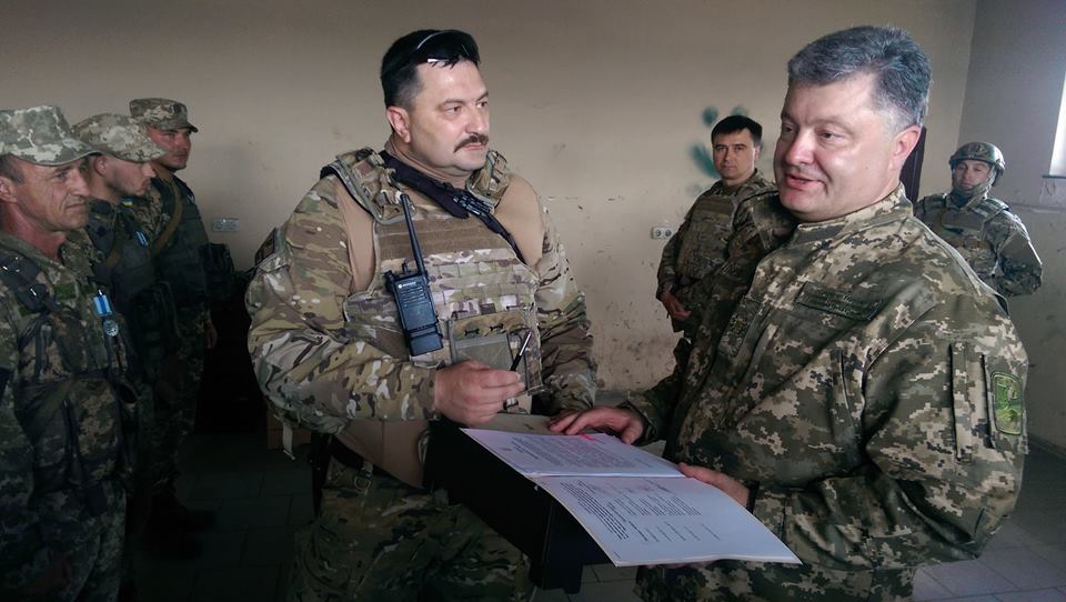 Новость для АТОшников: Порошенко поставляет военную форму армии Казахстана
