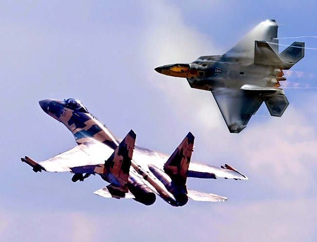Российские Су-35 и американские F-22 впервые встретились в воздухе