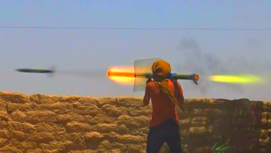 Схватка в Ракке: боевики от безысходности палят авиационными ракетами с рук