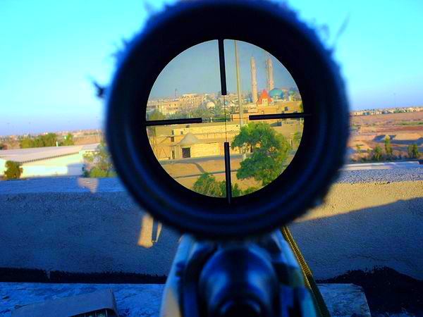 Сирийский снайпер прописал мастерский «хедшот» дерзкому боевику-пулеметчику
