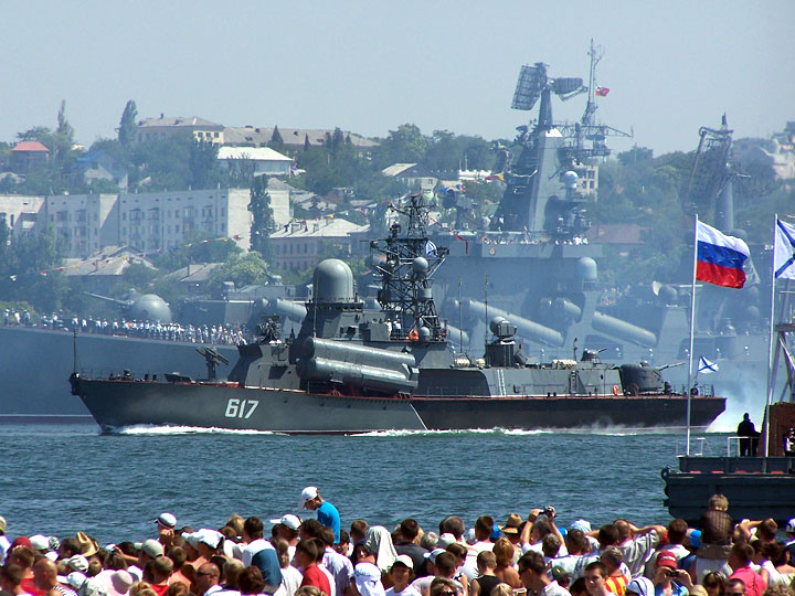 Зачем в Черное море перебрасываются русские корабли и подлодки?