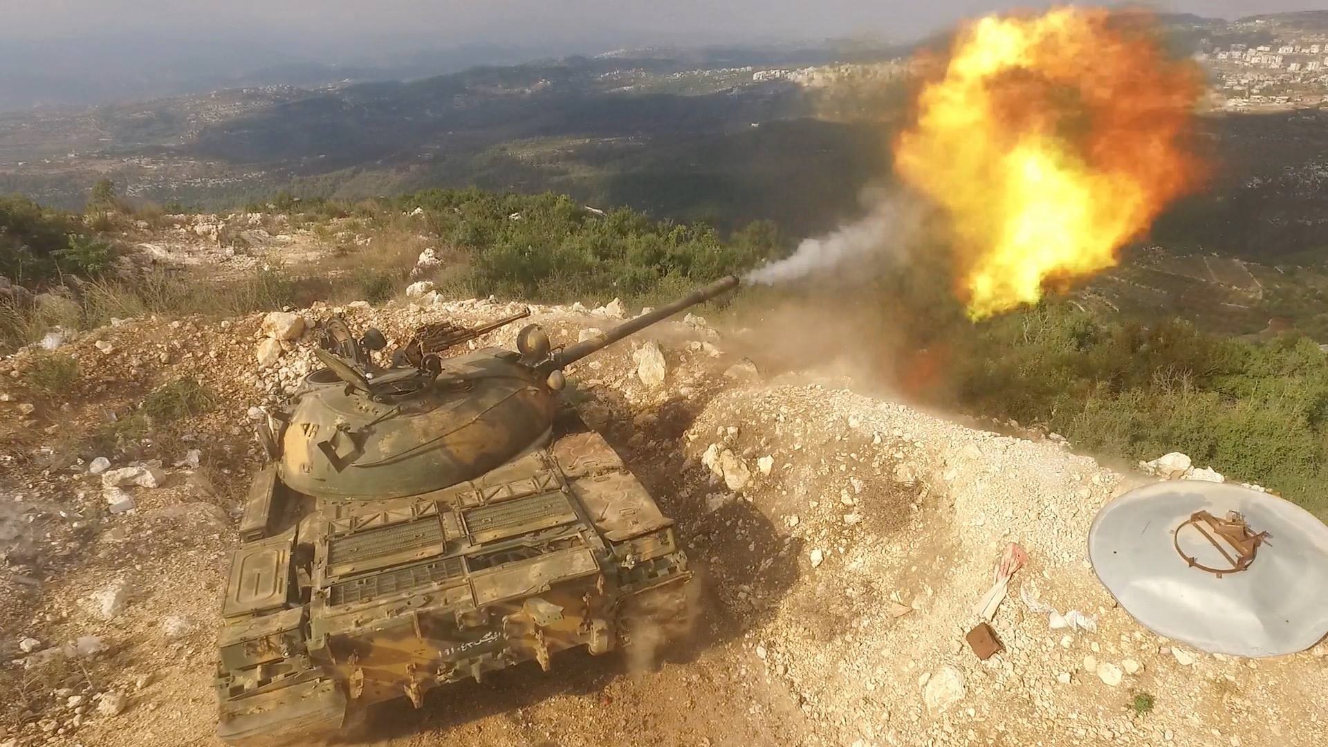 Танковая атака: армия Асада бомбит боевиков ИГ под Дейр-эз-Зором