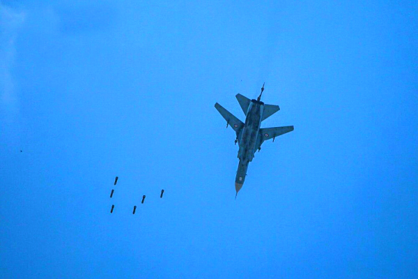 Боевики под Дамаском сняли, как Су-24 сбрасывает «пачку» бомб им на головы