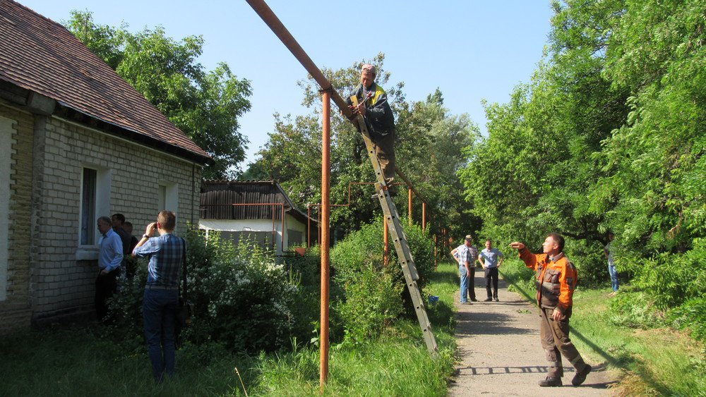 В Стаханове восстанавливают поврежденные обстрелом ВСУ газопровод и ЛЭП