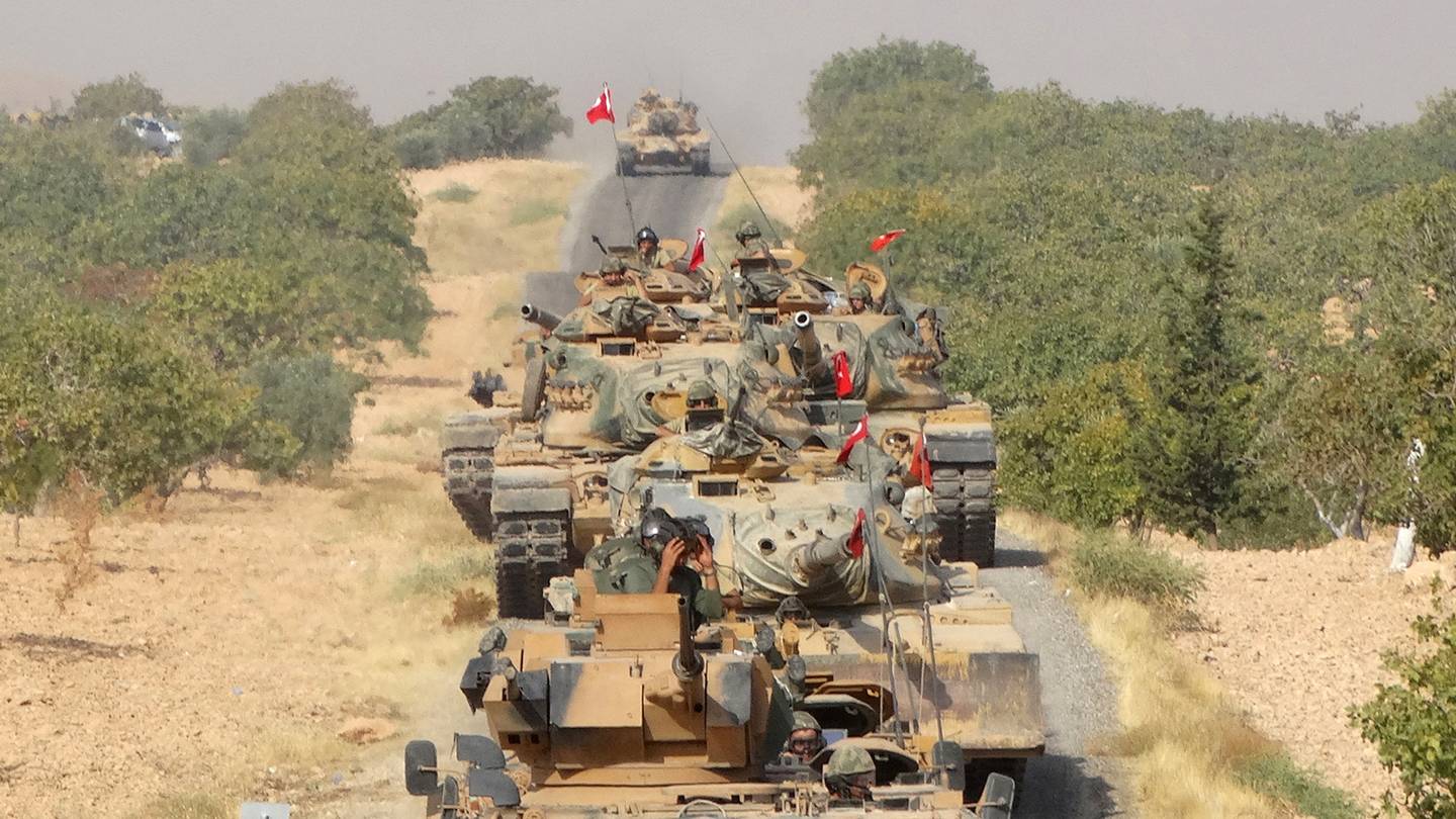 Колонны турецкой бронетехники, прибывшие громить SDF, попали на видео
