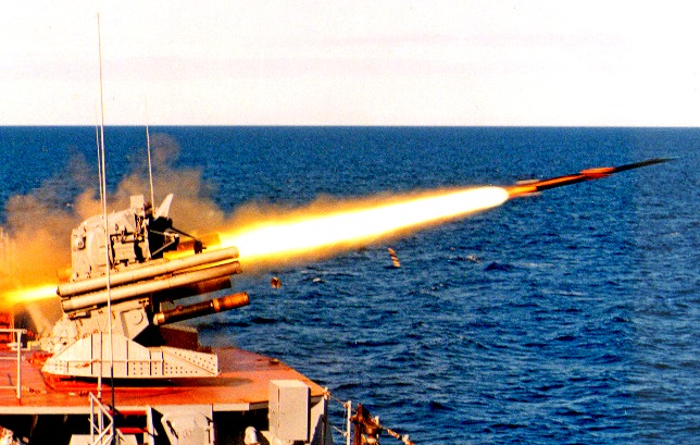 Лавина огня: от кого уникальный «Панцирь» защитит корабли ВМФ