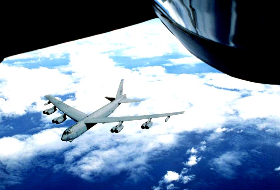 К границам России летят сразу три стратегических бомбардировщика США