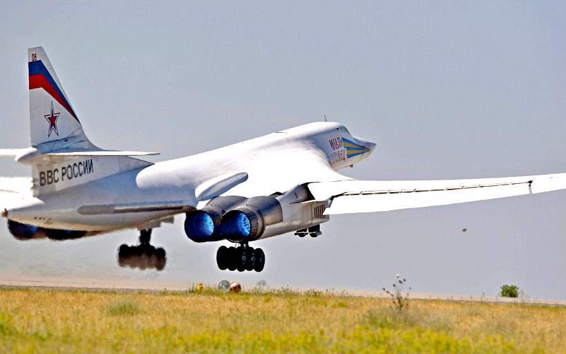 Бомбардировщик Ту-160 — редкий гость в небе над Балтикой