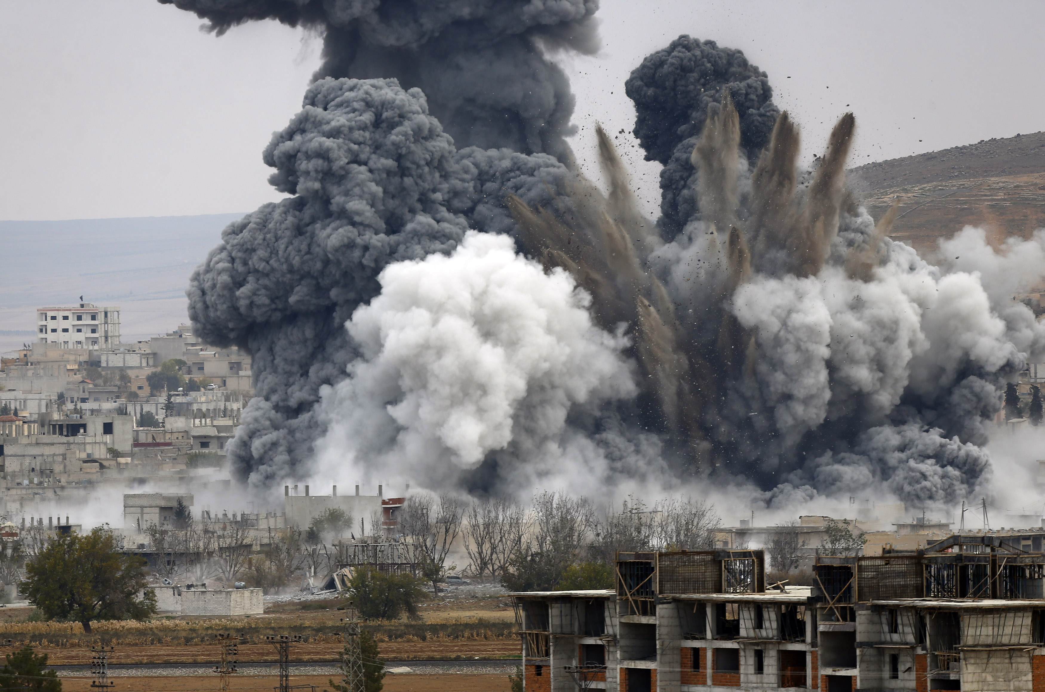 Война в Сирии: мирные жители покидают Дейр эз-Зор из-за ударов ВВС США