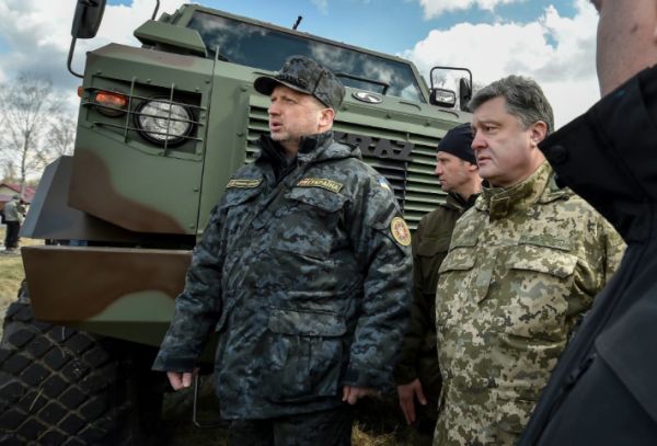 Порошенко и Турчинов схватились в битве за Донбасс: кто первый развяжет вой