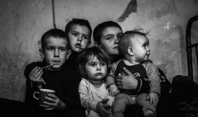 Посмотри в глаза Донбассу: фото детей войны заставили рыдать соцсети