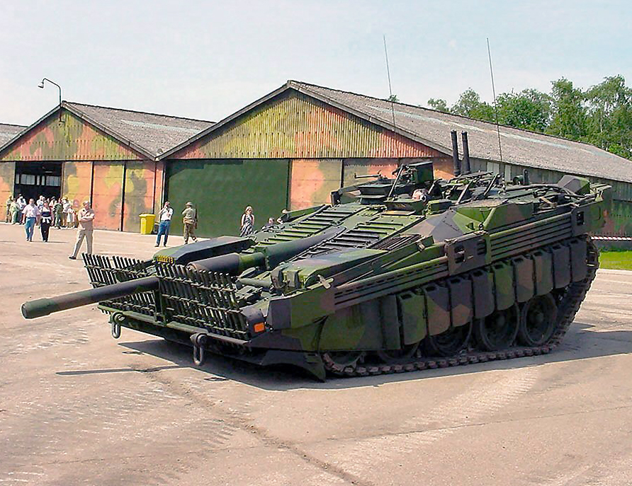 Шведский безбашенный танк Strv 103, в свое время удививший весь мир