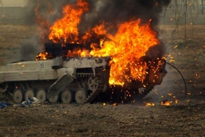Боевики засняли, как стоящая иракская БМП-1 поймала ПТУР
