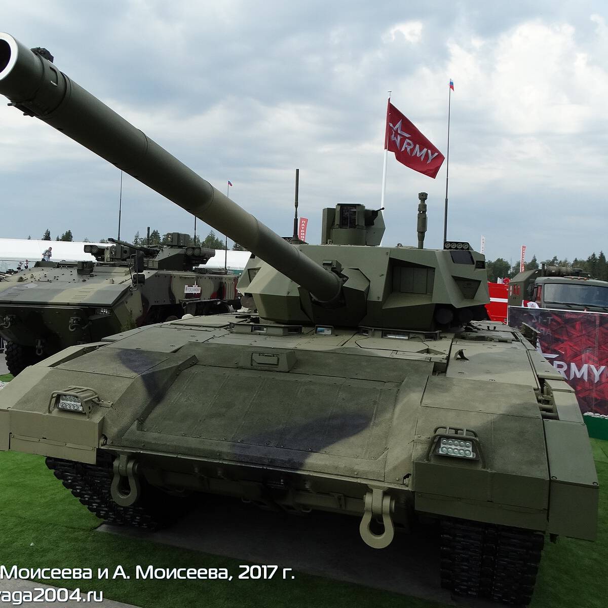 Перспективный основной танк Т-14 «Армата» на форуме «Армия-2017»