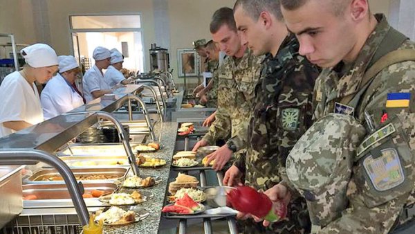 Военный ВСУ показал свой ужин: «Такое кошкам и собакам варил»