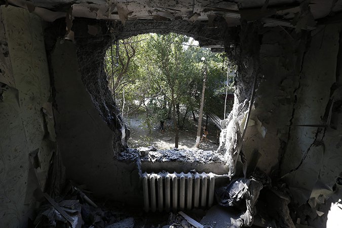 Жилой дом поврежден при ночном обстреле ВСУ поселка Донецкий