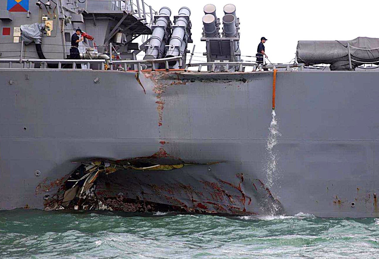 Танкером по военной мощи США: Видео с места аварии эсминца «Джон Маккейн»