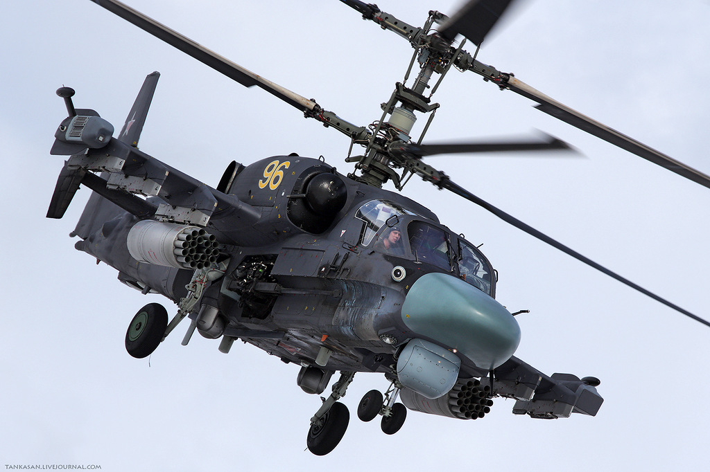 Вертолет КА-52 «Аллигатор» продемонстрировал, как уклоняется от ракет врага
