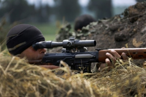 Снайпер ДНР точным выстрелом в голову "снял" АТОшника под Марьинкой