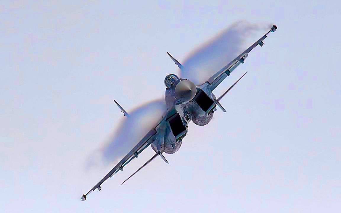 Потрясающие маневры: На ВЭФ-2017 засняли показательные полеты Су-35С