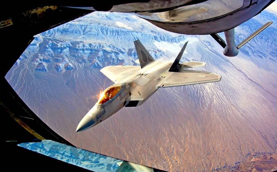 F-22 и наш Су-57 не могут прятаться, когда идет бой «стенка на стенку»
