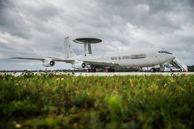 В аэропорту Риги приземлился самолет-разведчик НАТО AWACS