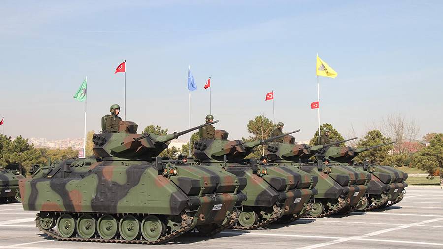 Турция передислоцировала 80 бронемашин к сирийской границе