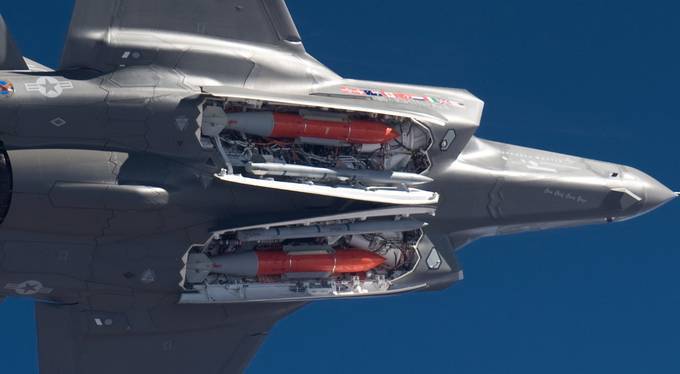 Деградация F-35: США вооружат свой новейший истребитель импортными ракетами