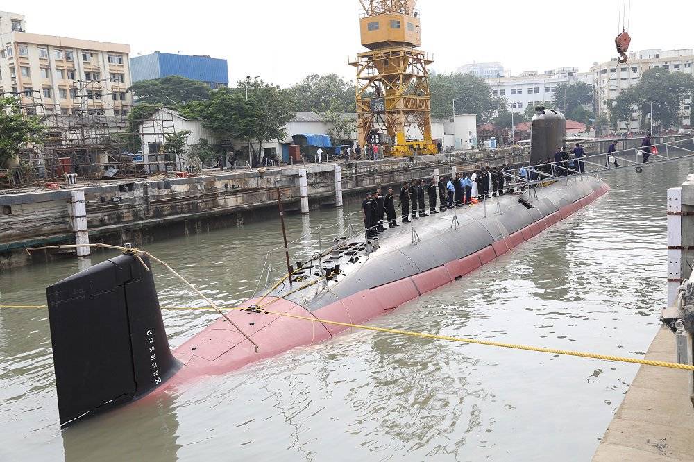 С почином: ВМС Индии передана первая субмарина собственного производства
