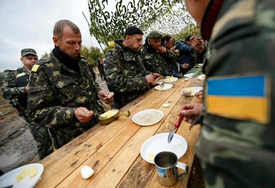 «Лучшая армия Европы»: бойцы ВСУ показали, чем их кормят не на камеру